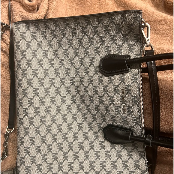 Michael Kors Bags - Picture 2 of 8